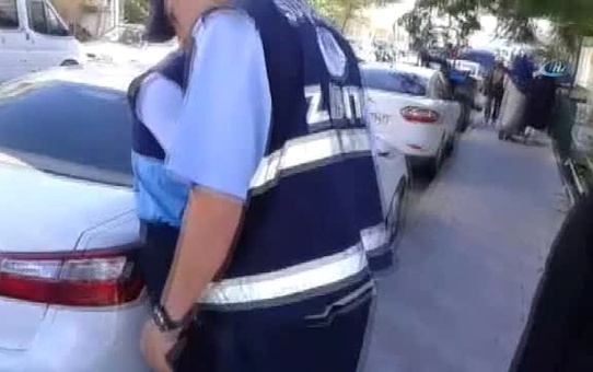 Kontrolden Çıkan Otomobil Kaldırımda Yürüyen Kadına Çarptıktan Sonra Bahçeye Uçtu