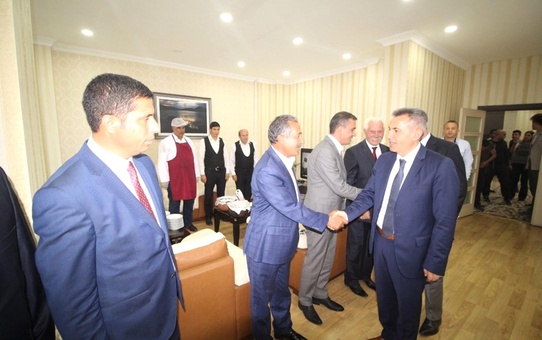 Vali Elban Belediye ve Belde Başkanlarıyla Bir Araya Geldi