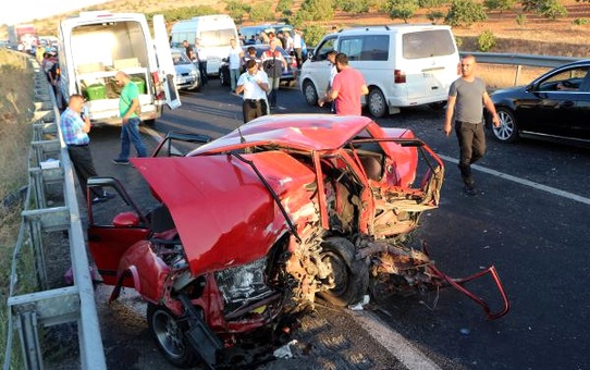 İki Araç Kafa Kafaya Çarpıştı: 2 Ölü, 6 Yaralı (2) - Yeniden