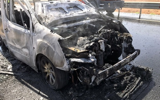Motor Bölümünde Çıkan Yangın Aracı Küle Çevirdi