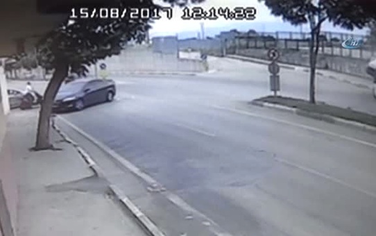 Karşı Şeritten Gelen Otomobilin Üzerine Böyle Uçtu