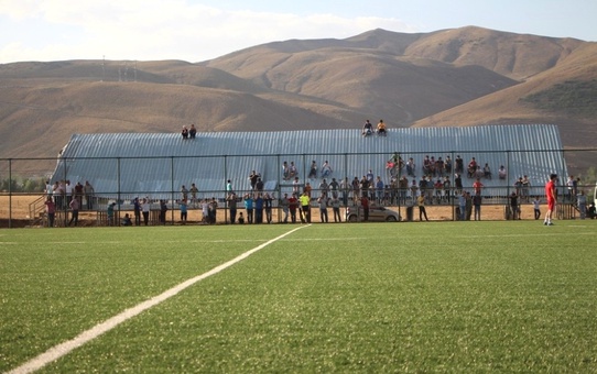 Karlıovasporlu Taraftarlar, Çöken Tribünün Yapılmasını Bekliyor