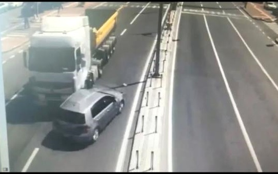 Tır Otomobile Çarptı: 1 Yaralı