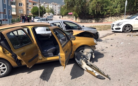 Karabük'te Zincirleme Trafik Kazası: 2 Yaralı