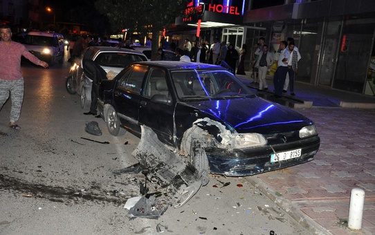 Alkollü Sürücü Park Halindeki 6 Aracı Biçti, Burnu Bile Kanamadı