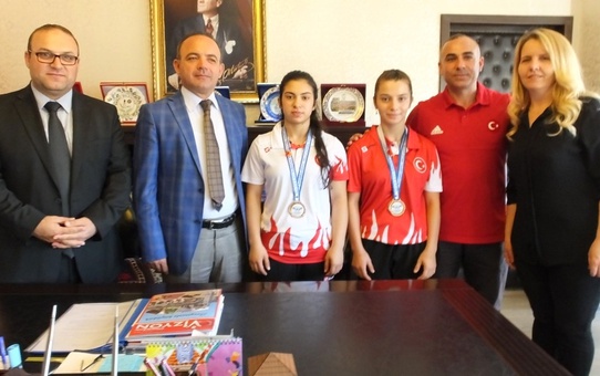 Burhaniye'de Haltercilere Kaymakamdan Altın Ödülü