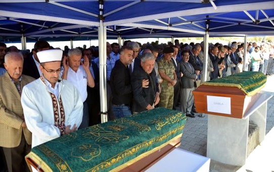 Fransa'da Yangında Ölen Kardeşler Yan Yana Defnedildi