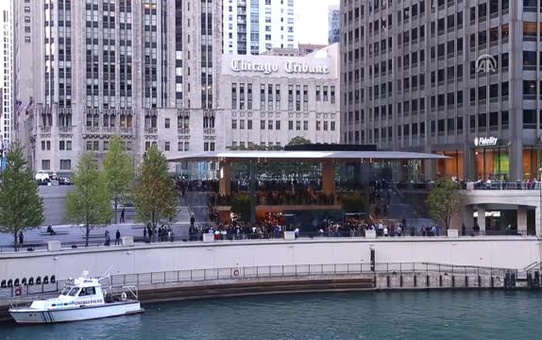 Apple Chicago'da Çatısı 'Macbook' Şeklinde Mağaza Açtı