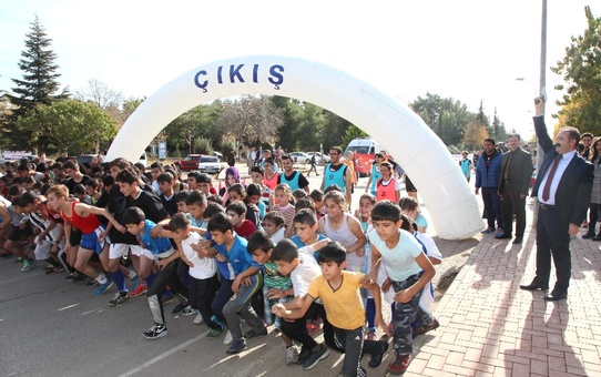 Gaün'de Öğrenciler Ulu Önder Atatürk Anısına Koştu