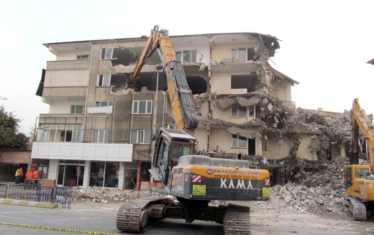 Tapusuz Oturdukları Evlerinden Çıkarılan Vatandaşlar Binayı Yıktırdılar