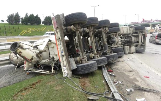 Virajı Alamayan Beton Mikseri Devrildi