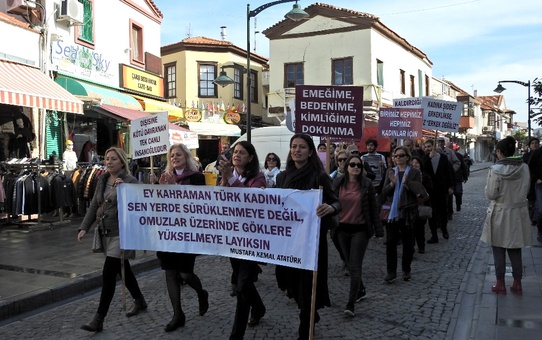 Çeşme'de Kadınlar Şiddete Karşı Yürüdü