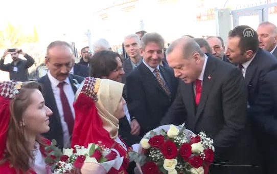 Cumhurbaşkanı Erdoğan, Celal Bayar Azınlık Ortaokul ve Lisesi'nde Soydaşlara Seslendi (1)