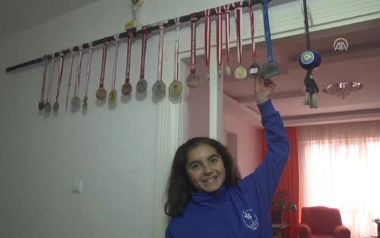 Yaşından Çok Madalyası Var