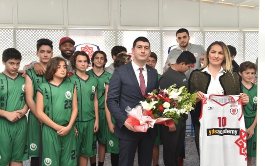 Kolej Öğrencileri Karesispor'u Ağırladı