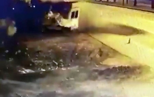 Tırın Polis Kulübesine Çarptığı Kaza Kamerada