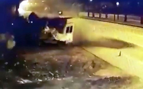 Tırın Polis Kulübesine Çarptığı Kaza Kamerada