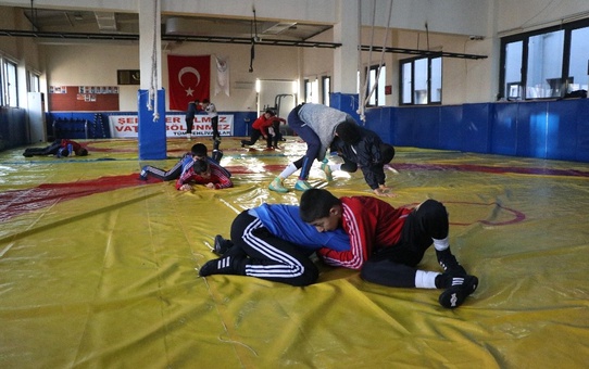 Mersin Güreş Eğitim Merkezi'nde Geleceğin Güreşçileri Yetişiyor