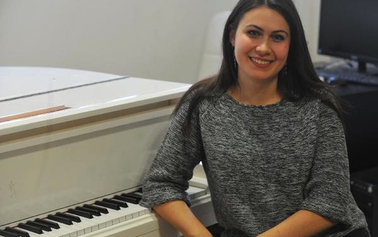 Piyano Dahilerinin Avcısı Elena