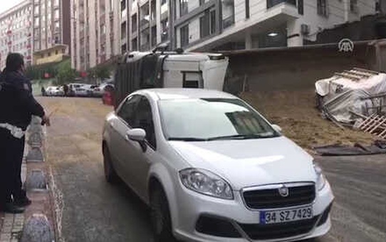 Hafriyat Kamyonu Devrildi: 1 Yaralı