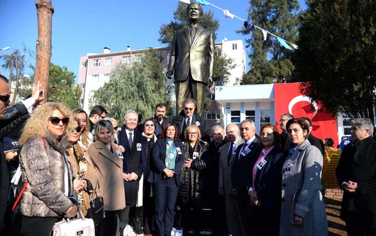 Aydın'da İsmet Sezgin'in Heykeli Açıldı