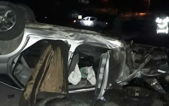 Otomobil Refüje Çarparak Takla Attı: 3 Yaralı