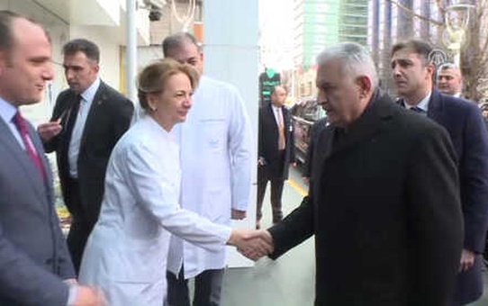 Başbakan Yıldırım, Tedavileri Devam Eden Hastaları Ziyaret Etti
