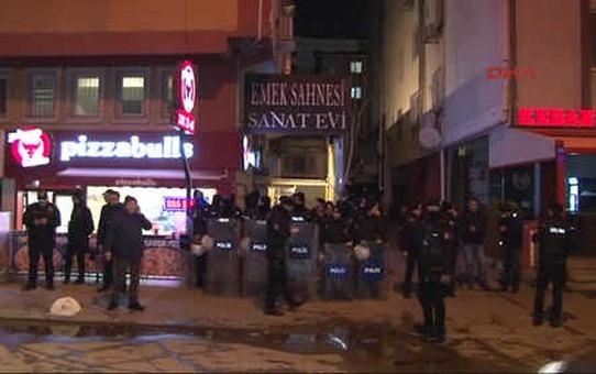 Oyun Yasaklandı, Polis Tiyatro Girişini Kapattı