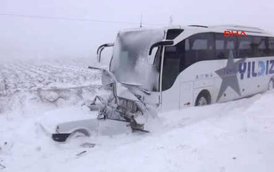 Tokat-Yolcu Otobüsü, Park Halindeki Otomobile Çarptı 1 Ölü, 3 Yaralı