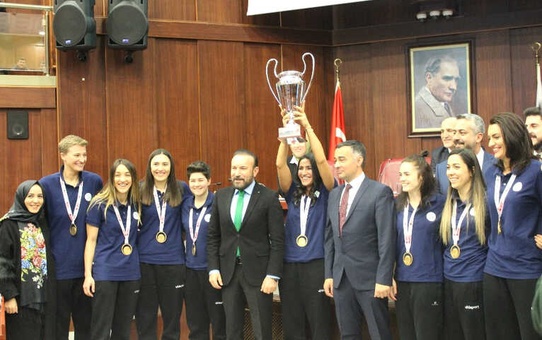 Türkiye Şampiyonu Kızlar, Kupayı Meclise Taşıdı