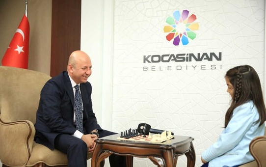 Başkan Çolakbayrakdar, Minik Sporcuyla Satranç Oynadı