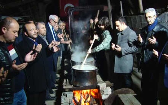 Sakarya'da Köylüler Afrinde Görev Yapan Mehmetçiğe Uğut Tatlısı Hazırlıyor