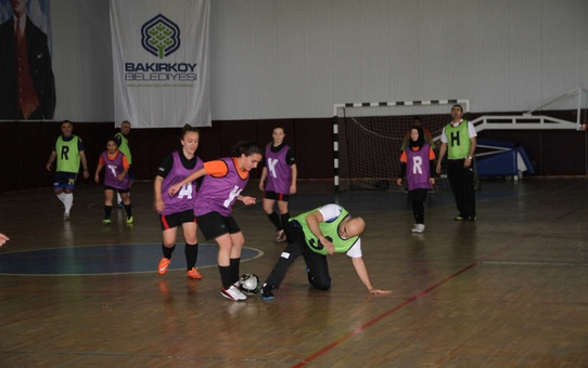 Ünlü Eski Milli Futbolcular ve Spor Yorumcuları Kadınlar Günü'nde Sahaya Çıkıyor