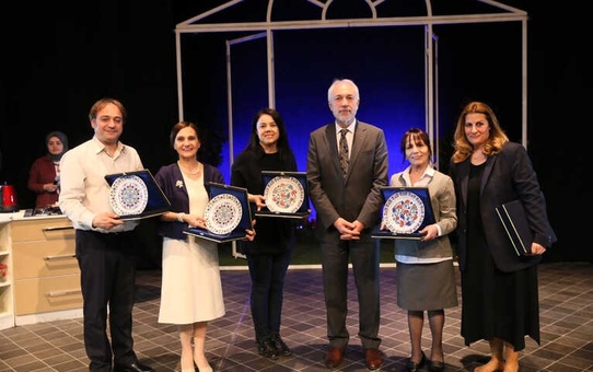 Geç Kalanlar' İsimli Tiyatro Oyunu Kütahya'da Sahnelendi
