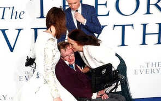 Oyuncu Eddie Redmayne'den Hawking İçin Taziye Mesajı