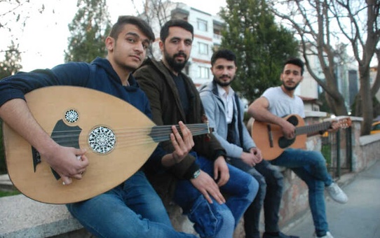 Tokat'ta 4 Öğrenci Sokak Müziği Yaparak Harçlıklarını Çıkartıyor