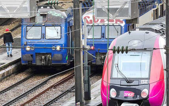 Demiryolu Durdu Otobüsler Doldu Taştı