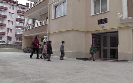 Ev Ortamında Arkadaşlarıyla Ders Görüyorlar