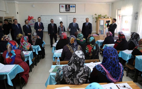 Vali Gül'den Okuma Yazma Kurslarına Ziyaret