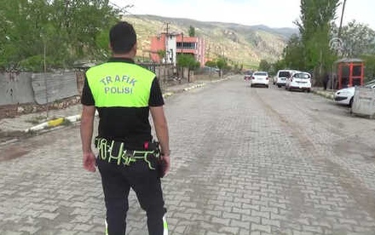 Polisten Sürücülere Siirt Fıstığı İkramı