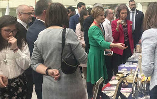 Kraliçe Türkiye Standında Türk Kahvesi İçti
