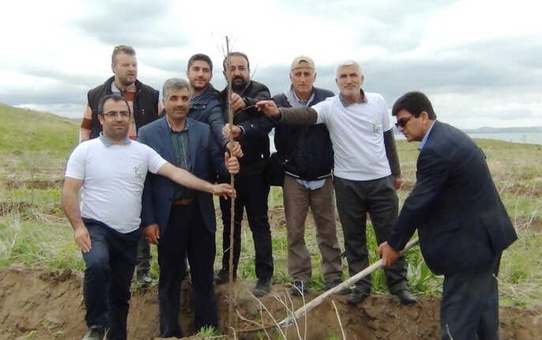 Erciş Balık Bendi Alanına 400 Meyve Fidanı