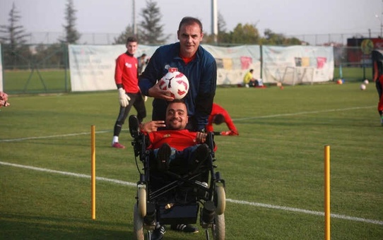 Eskişehirsporlu Küçük Dev Adam Sneijder'i Eskişehir'e Davet Etti
