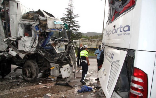 Isparta'da Kamyon Yolcu Otobüsüne Çarptı: 7 Yaralı