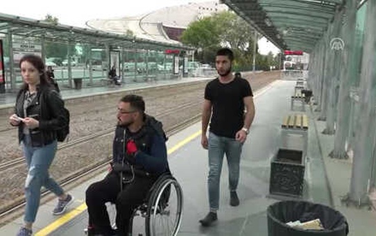 Tramvaydaki İnsanlık Dersi