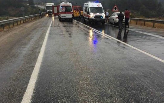 Antalya'da Yolcu Otobüsü ile Otomobil Çarpıştı: 2 Ölü, 4 Yaralı (2)