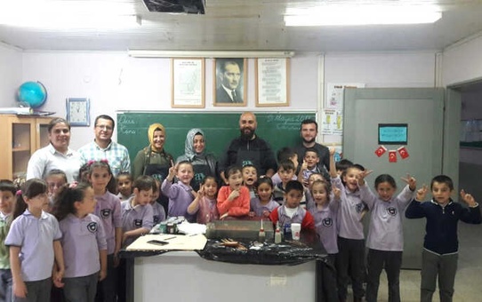 Minik Öğrenciler Üniversite Öğrencileri ile Ebru Yaptı