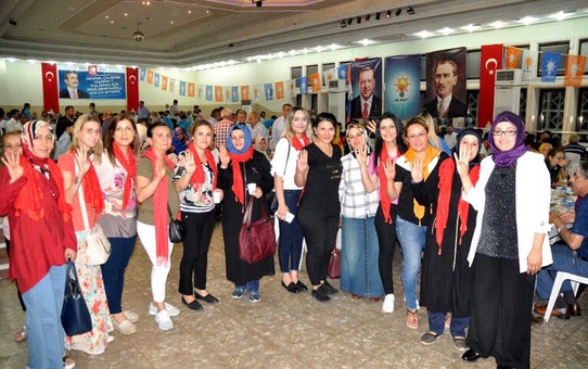 AK Parti'nin İftarında İzdiham Yaşandı