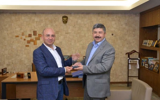 Belediye Başkanı Akçadurak'tan Saraoğlu'na Plaket