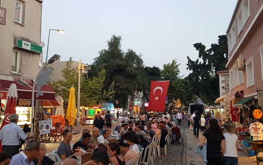 Foça Ak Parti'den Dev İftar Sofrası